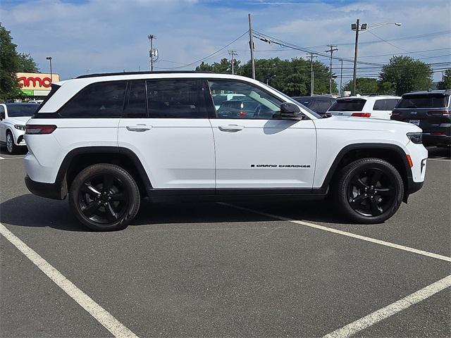 Photo of 2023 Bright White Clearcoat Jeep Grand Cherokee
