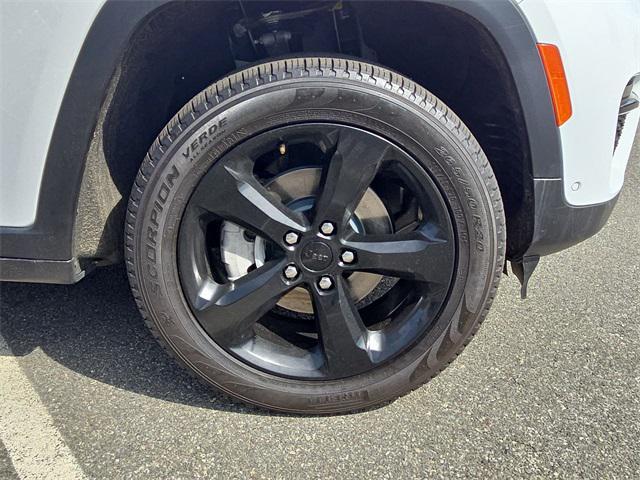 Photo of 2023 Bright White Clearcoat Jeep Grand Cherokee