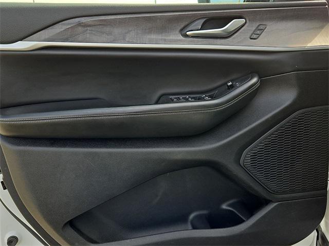 Photo of 2023 Bright White Clearcoat Jeep Grand Cherokee