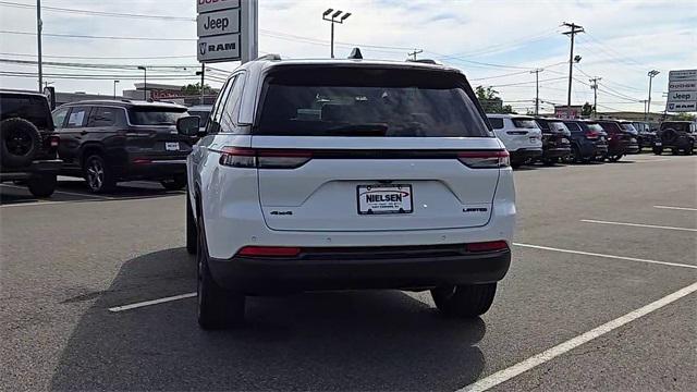 Photo of 2023 Bright White Clearcoat Jeep Grand Cherokee