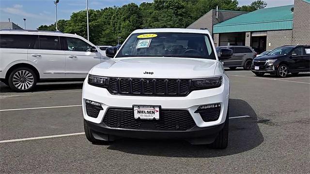 Photo of 2023 Bright White Clearcoat Jeep Grand Cherokee