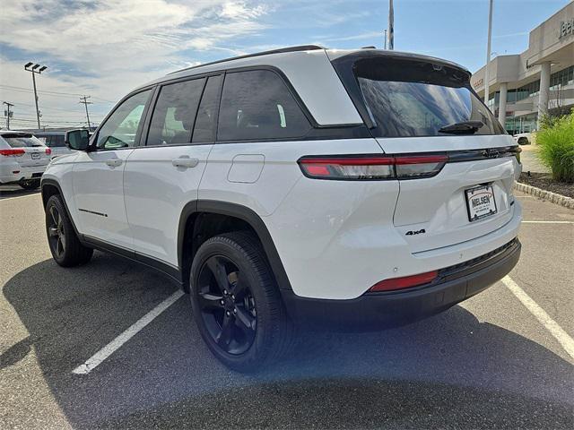 Photo of 2023 Bright White Clearcoat Jeep Grand Cherokee