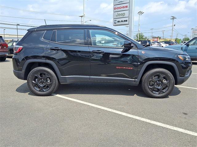 Photo of 2023 Diamond Black Crystal Pearlcoat Jeep Compass