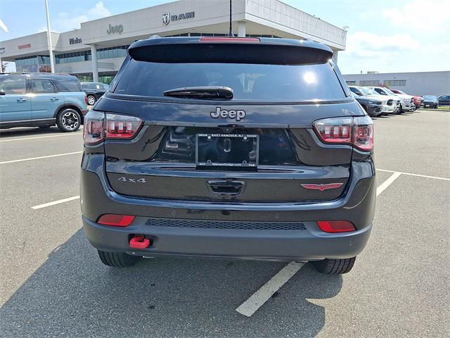 Photo of 2023 Diamond Black Crystal Pearlcoat Jeep Compass