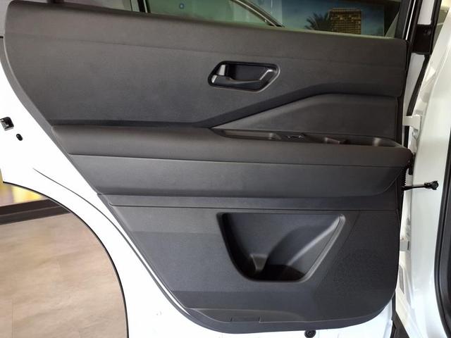 Photo of 2025 Everest White Pearl Tricoat Nissan Pathfinder