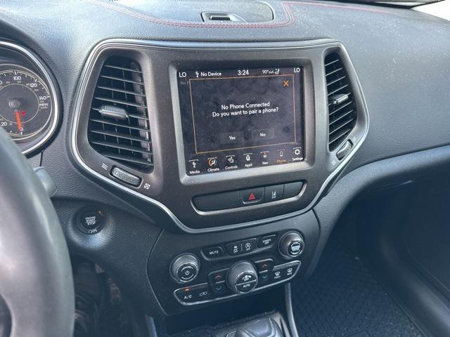 Photo of 2022 Diamond Black Crystal Pearlcoat Jeep Cherokee