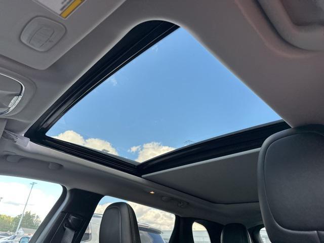 Photo of 2022 Diamond Black Crystal Pearlcoat Jeep Cherokee