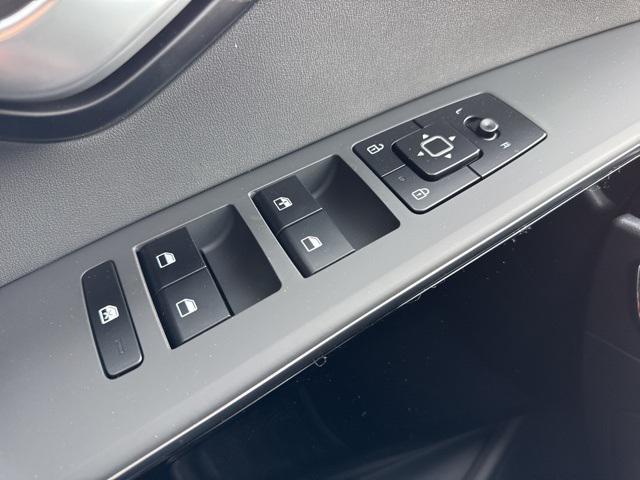 Photo of 2025 Aurora Black Pearl Kia Niro EV
