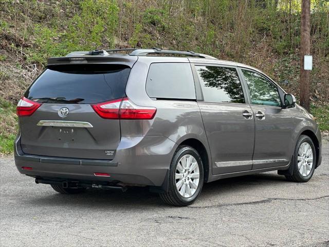 Photo of 2015 Brown Toyota Sienna