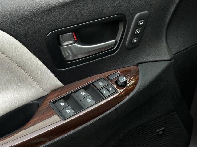Photo of 2015 Brown Toyota Sienna