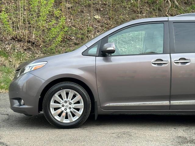 Photo of 2015 Brown Toyota Sienna