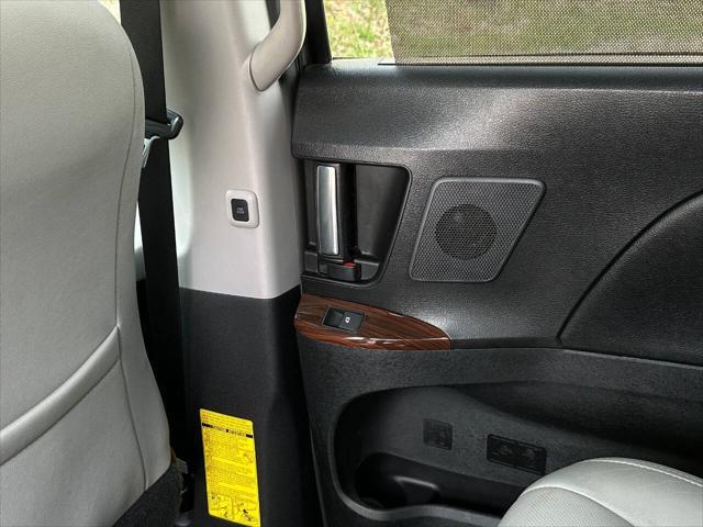 Photo of 2015 Brown Toyota Sienna