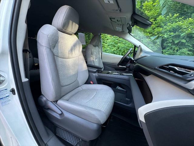 Photo of 2021 Super White Toyota Sienna