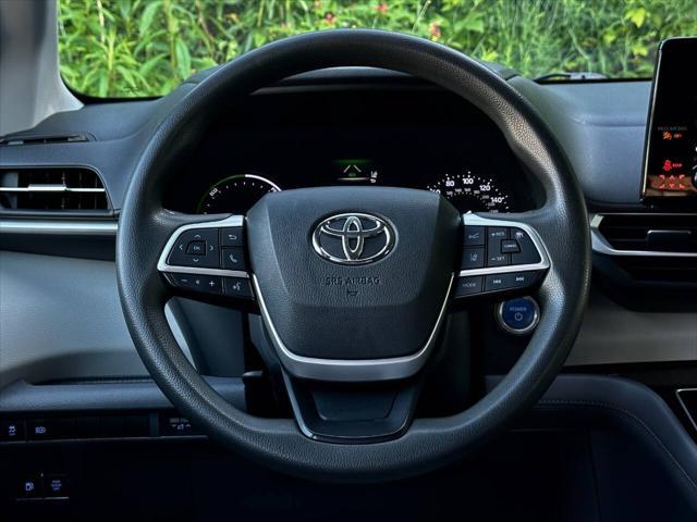 Photo of 2021 Super White Toyota Sienna