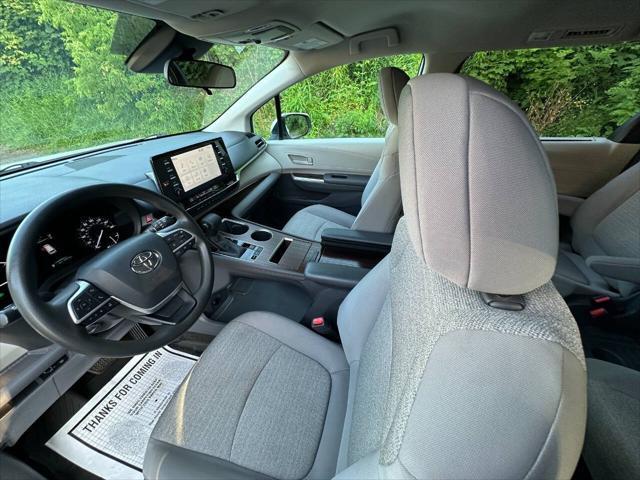 Photo of 2021 Super White Toyota Sienna