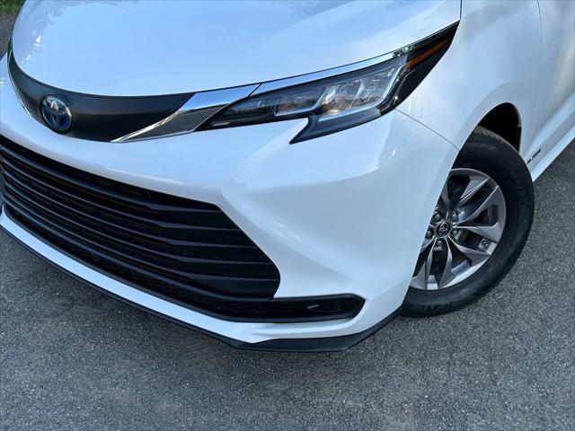 Photo of 2021 Super White Toyota Sienna