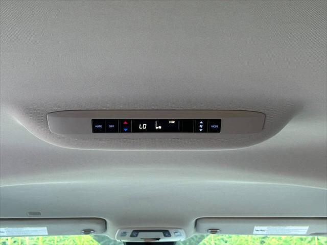 Photo of 2021 Super White Toyota Sienna