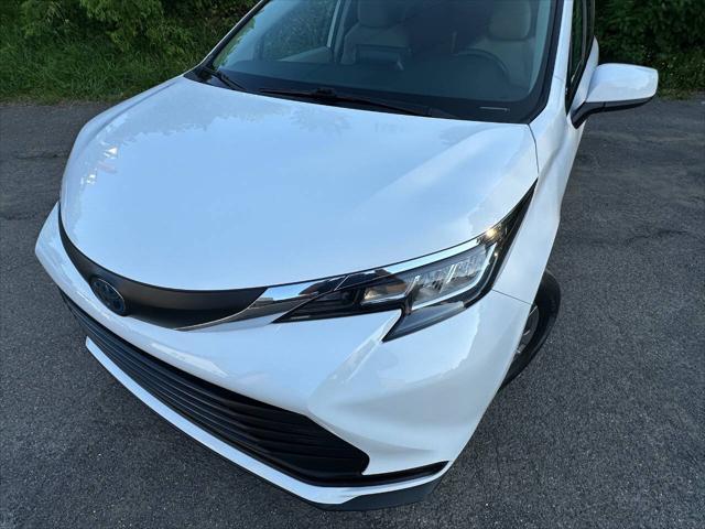 Photo of 2021 Super White Toyota Sienna
