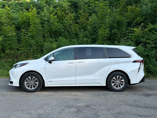 Photo of 2021 Super White Toyota Sienna