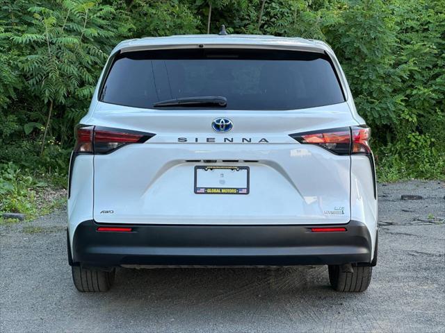 Photo of 2021 Super White Toyota Sienna