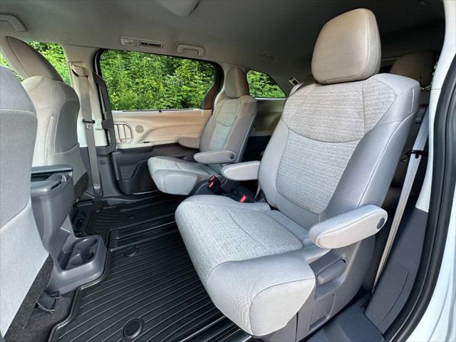 Photo of 2021 Super White Toyota Sienna