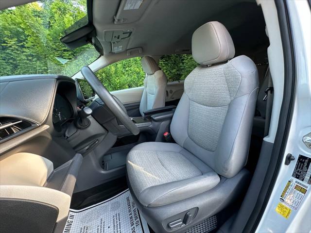 Photo of 2021 Super White Toyota Sienna