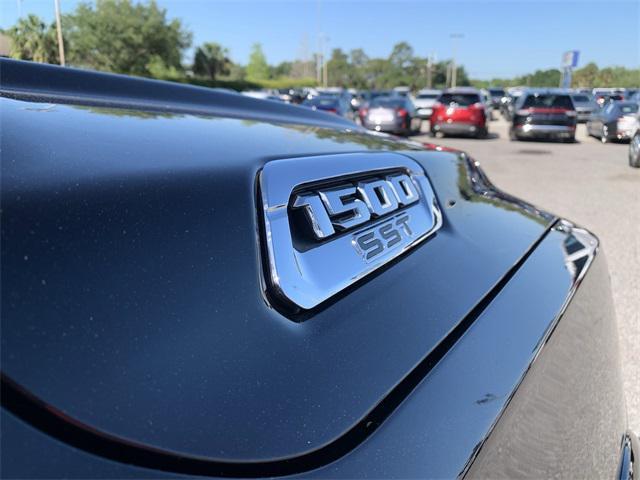 Photo of 2025 Diamond Black Crystal Pearlcoat RAM 1500