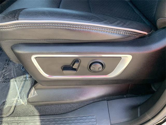 Photo of 2025 Diamond Black Crystal Pearlcoat RAM 1500