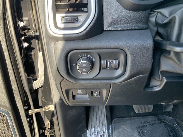Photo of 2025 Diamond Black Crystal Pearlcoat RAM 1500
