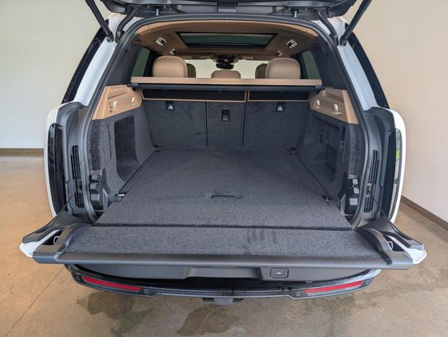 Photo of 2025 White Pearl Land Rover Range Rover