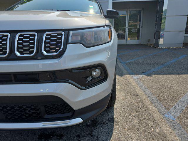 Photo of 2025 Silver Zynith Metallic Clearcoat Jeep Compass