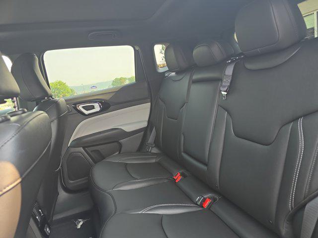 Photo of 2025 Silver Zynith Metallic Clearcoat Jeep Compass