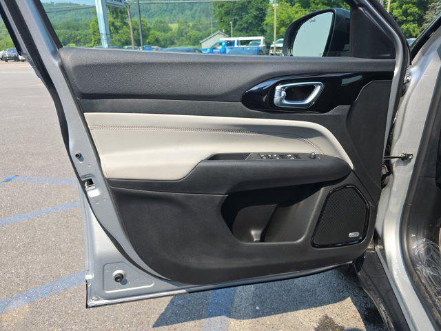 Photo of 2025 Silver Zynith Metallic Clearcoat Jeep Compass