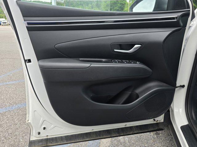 Photo of 2024 White Pearl Hyundai TUCSON