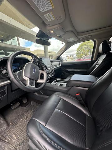 Photo of 2022 Iconic Silver Metallic Ford Expedition