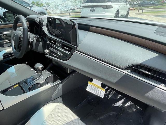 Photo of 2025 Pear Lexus ES 350