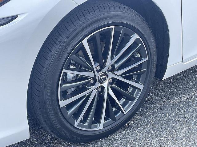 Photo of 2025 Pear Lexus ES 350