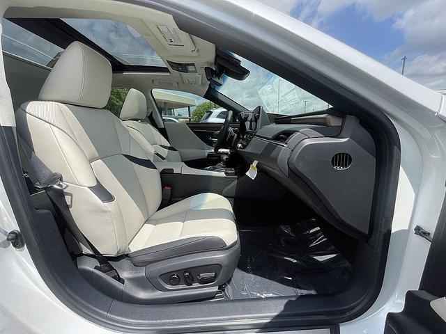 Photo of 2025 Pear Lexus ES 350