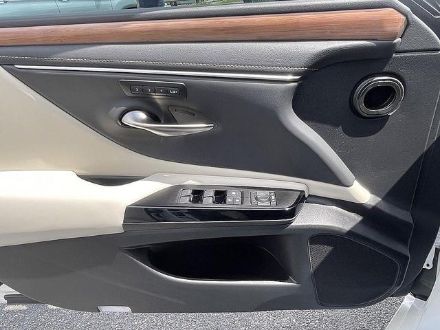 Photo of 2025 Pear Lexus ES 350