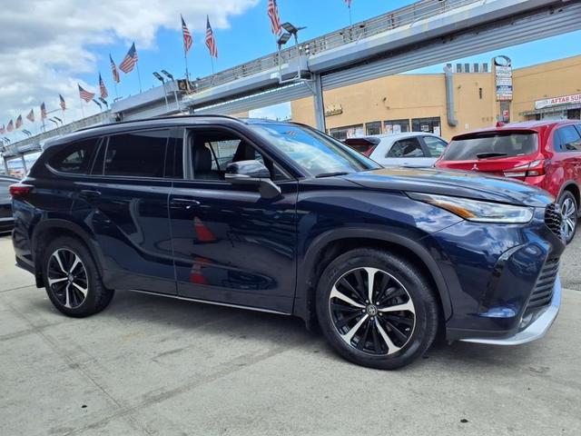 Photo of 2022 Blue Toyota Highlander