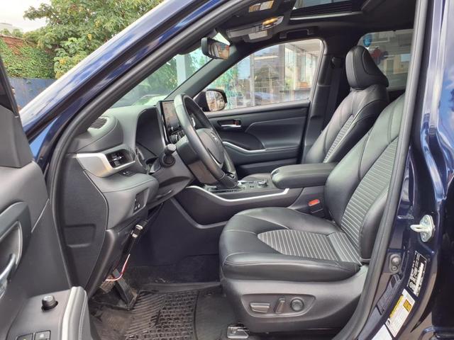 Photo of 2022 Blue Toyota Highlander