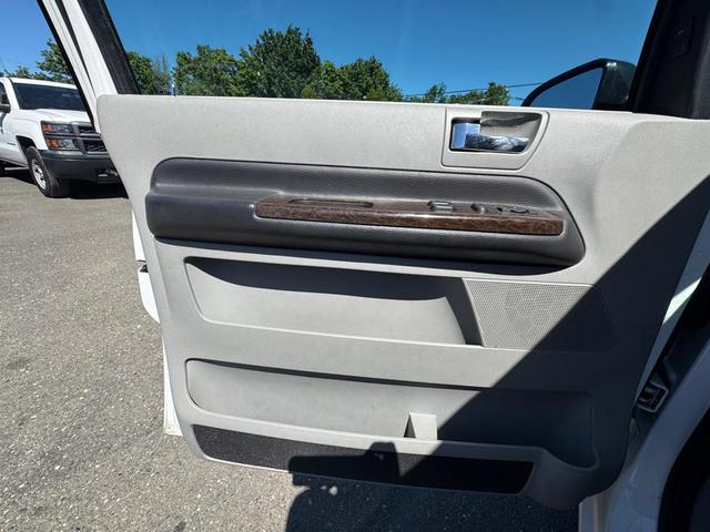 Photo of 2005 Vibrant White Clearcoat Mercury Monterey