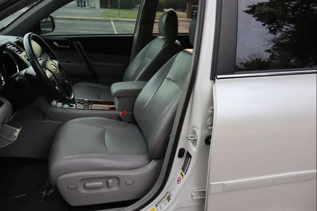 Photo of 2013 Blizzard Pearl Toyota Highlander