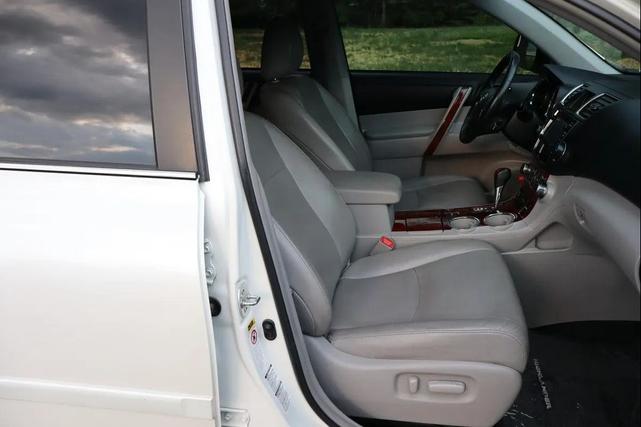Photo of 2013 Blizzard Pearl Toyota Highlander