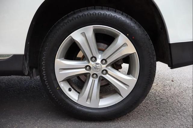 Photo of 2013 Blizzard Pearl Toyota Highlander