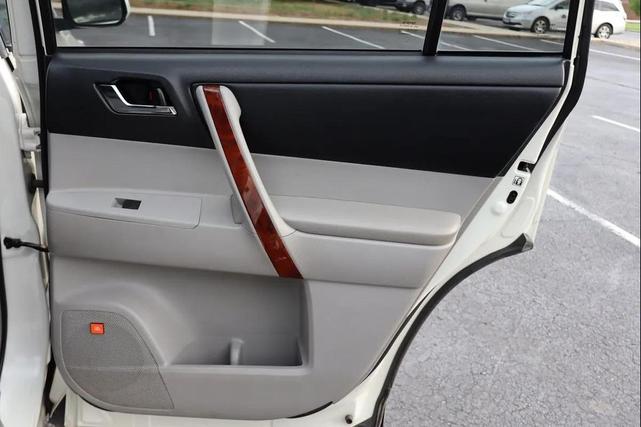 Photo of 2013 Blizzard Pearl Toyota Highlander