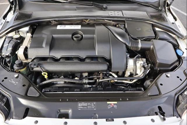 Photo of 2010 Electric Silver Metallic Volvo XC70