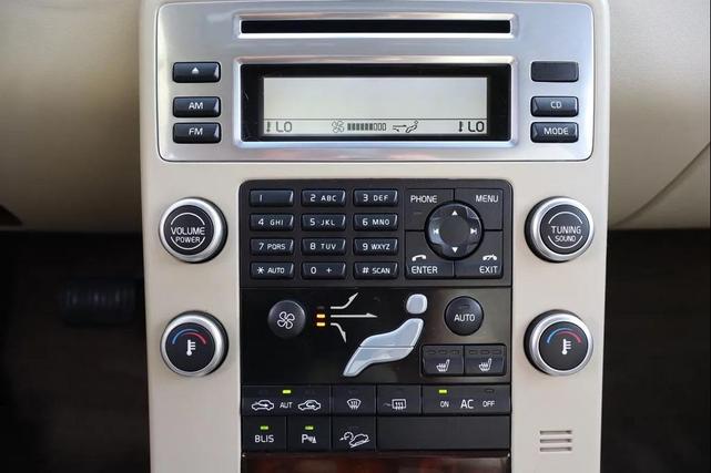 Photo of 2010 Electric Silver Metallic Volvo XC70