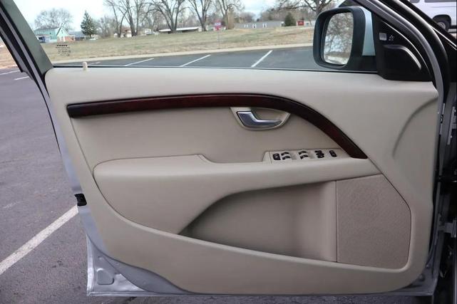 Photo of 2010 Electric Silver Metallic Volvo XC70