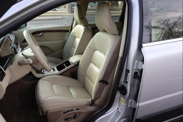 Photo of 2010 Electric Silver Metallic Volvo XC70